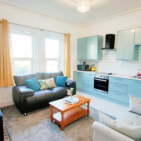 Flat-C, 4 Adults, 20 Mins To Beach, Netflix, Wifi, Sleeps 4 Adults Bournemouth Bagian luar foto