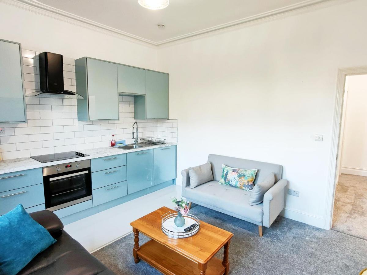 Flat-C, 4 Adults, 20 Mins To Beach, Netflix, Wifi, Sleeps 4 Adults Bournemouth Bagian luar foto
