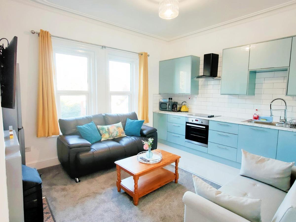 Flat-C, 4 Adults, 20 Mins To Beach, Netflix, Wifi, Sleeps 4 Adults Bournemouth Bagian luar foto