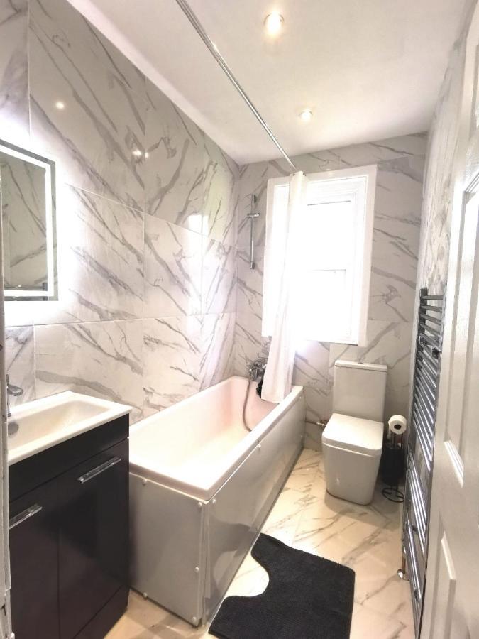 Flat-C, 4 Adults, 20 Mins To Beach, Netflix, Wifi, Sleeps 4 Adults Bournemouth Bagian luar foto
