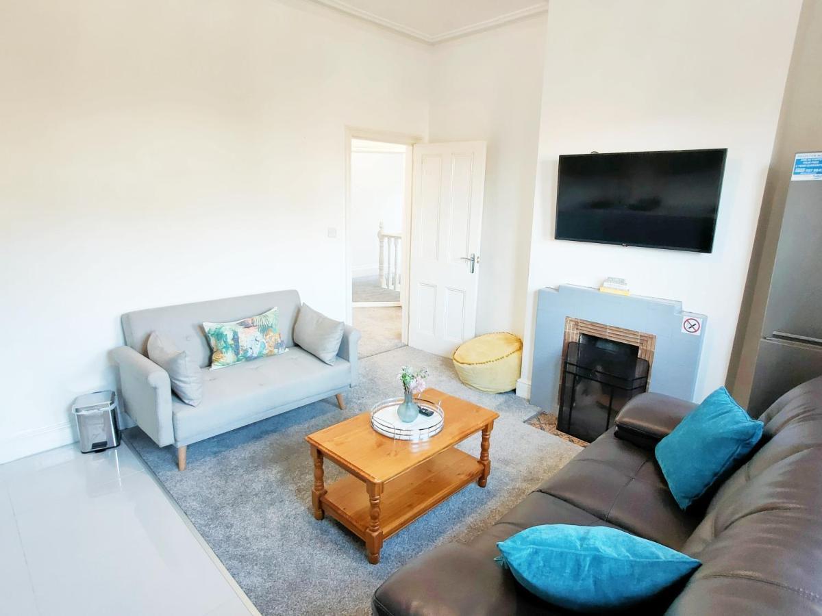 Flat-C, 4 Adults, 20 Mins To Beach, Netflix, Wifi, Sleeps 4 Adults Bournemouth Bagian luar foto