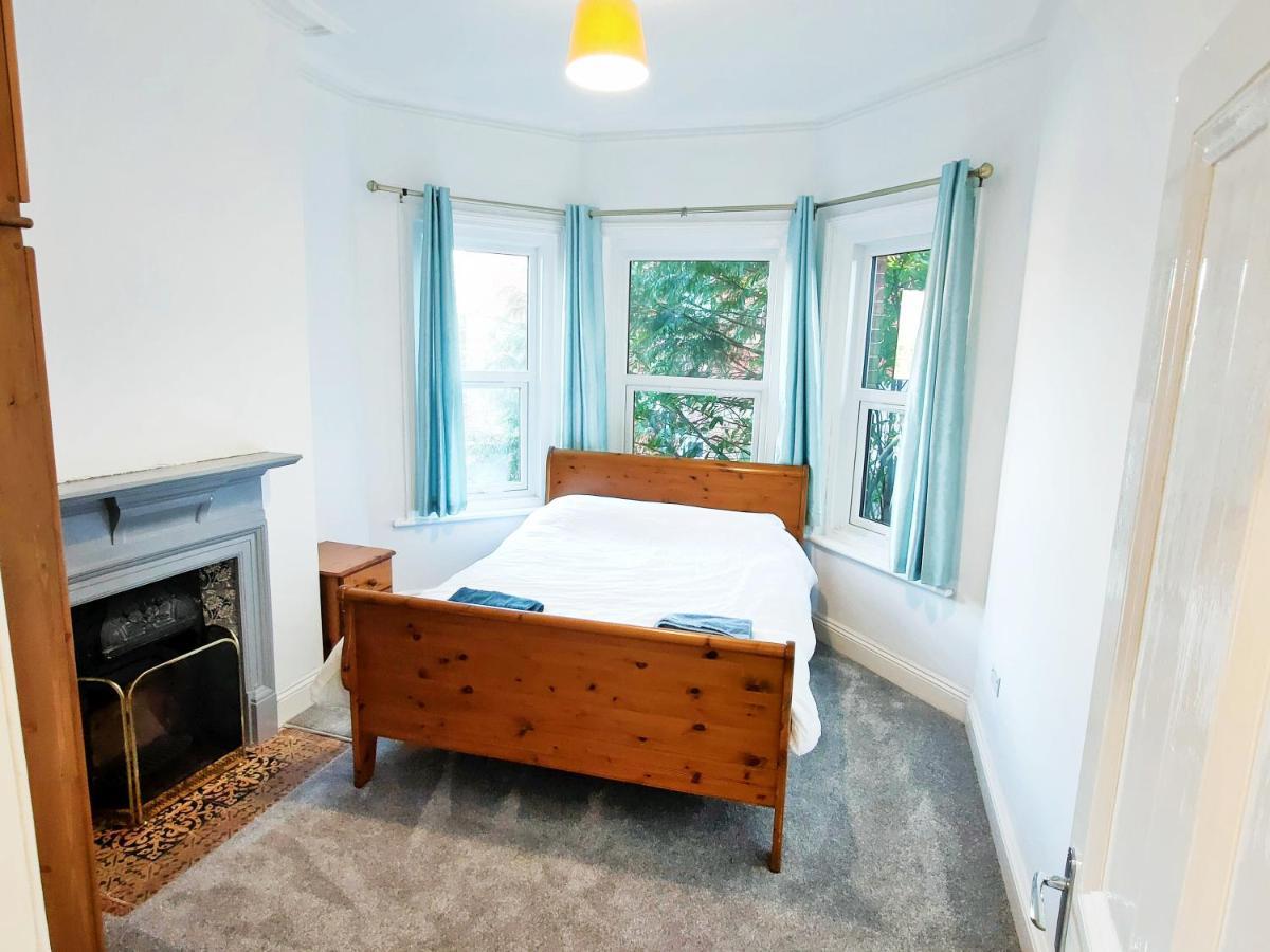Flat-C, 4 Adults, 20 Mins To Beach, Netflix, Wifi, Sleeps 4 Adults Bournemouth Bagian luar foto