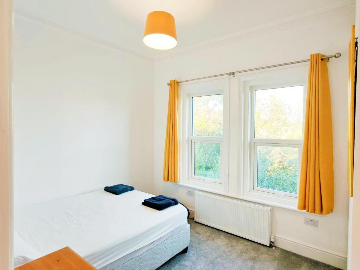 Flat-C, 4 Adults, 20 Mins To Beach, Netflix, Wifi, Sleeps 4 Adults Bournemouth Bagian luar foto