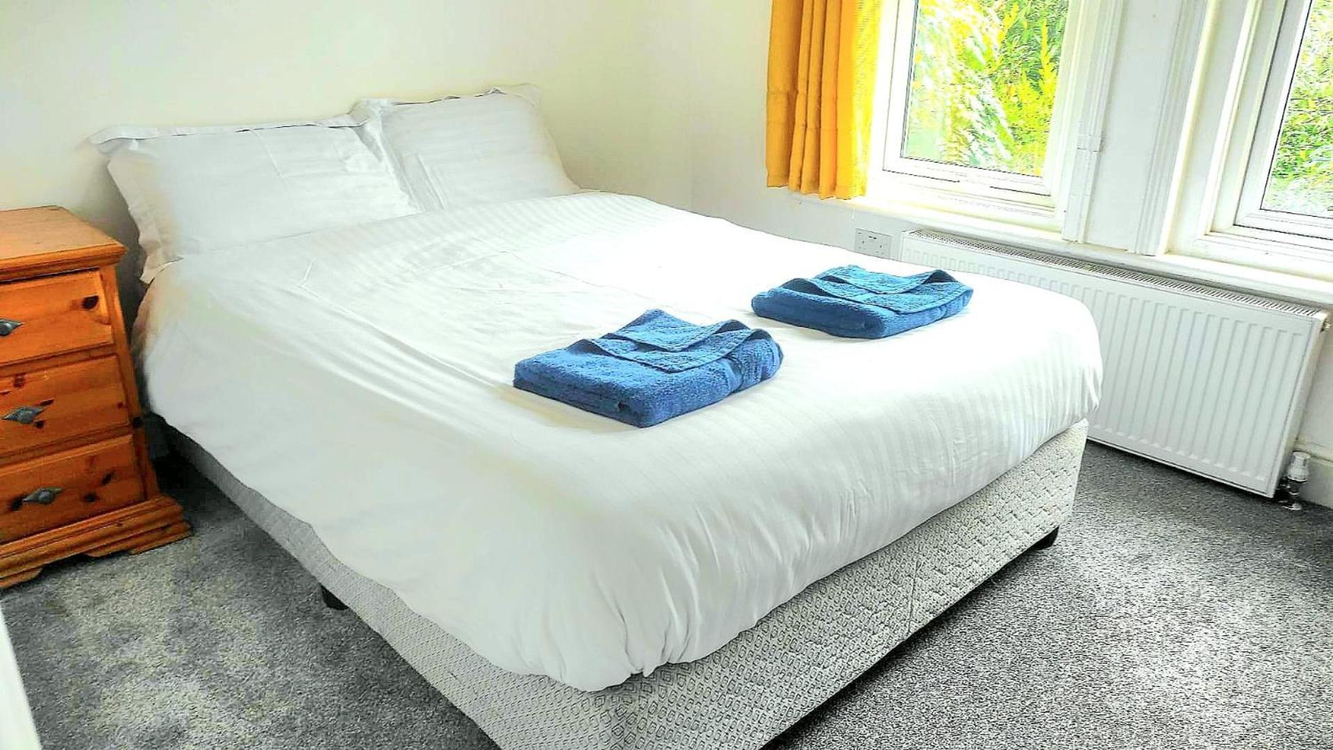 Flat-C, 4 Adults, 20 Mins To Beach, Netflix, Wifi, Sleeps 4 Adults Bournemouth Bagian luar foto